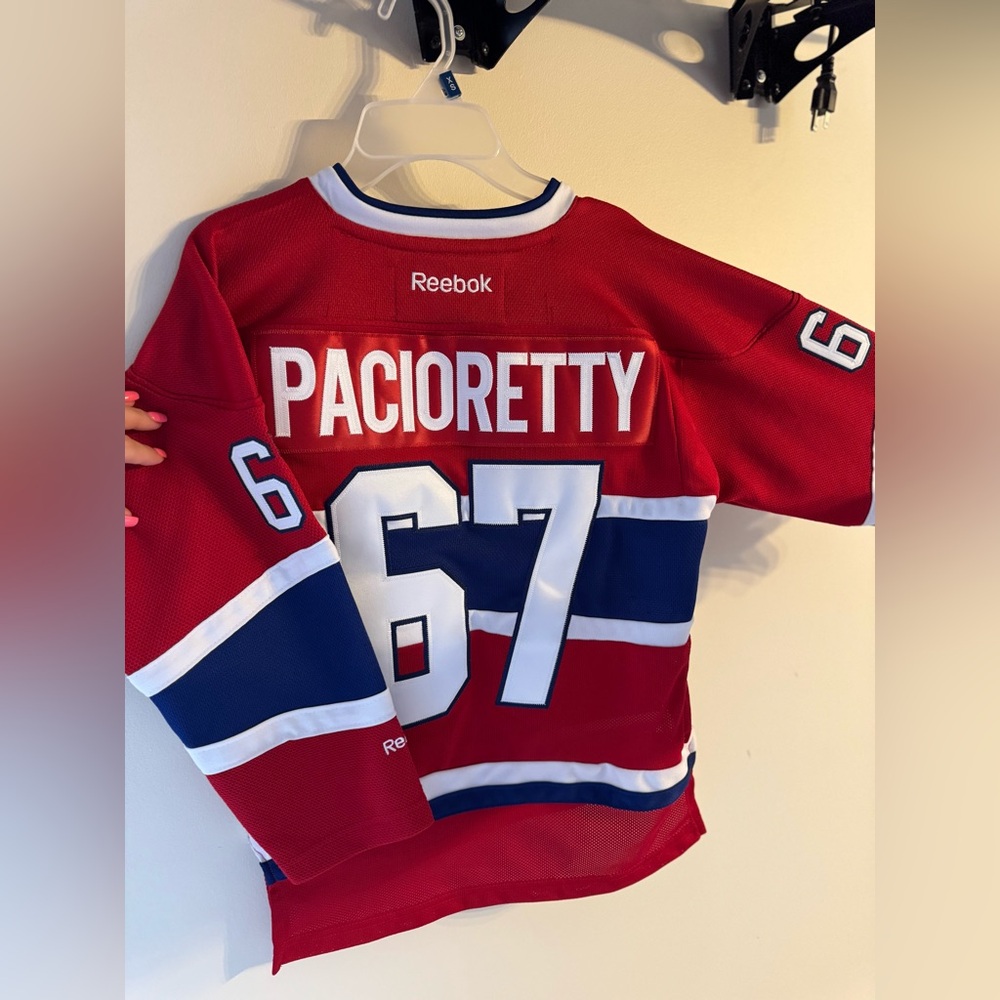 youth max pacioretty jersey 
original 
no stains,very good condition